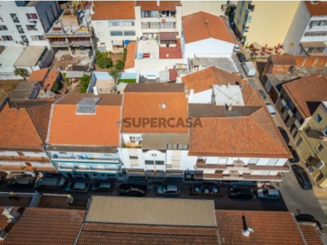 Apartamento T3 para renovar no Centro de São Bartolomeu de Messines