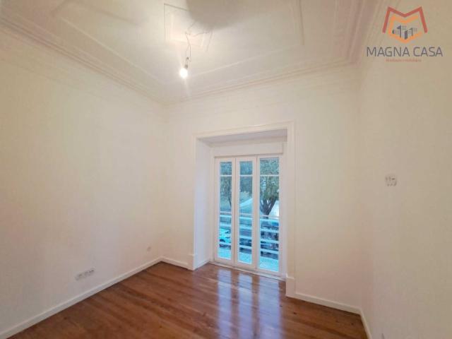 Apartamento T3 para venda na Avenida General Roçadas Lisboa, totalmente remodelado com materiais de excelente qualidade