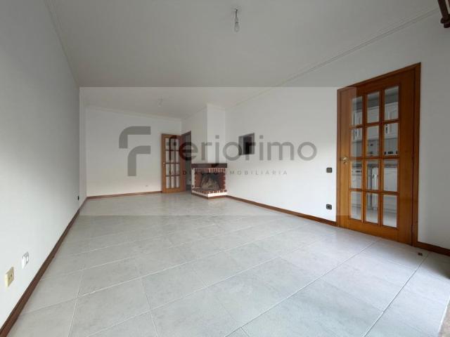 Apartamento T3 para venda no centro da Vila