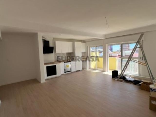 Apartamento T3 para venda, remodelado com vista desafogada no Casal de São Brás