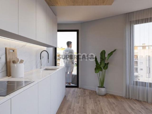 Apartamento T3, piscina panor̂mica R/C DT. J