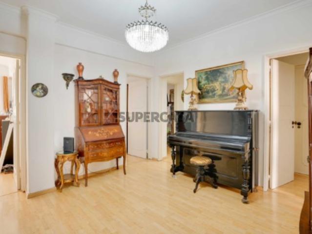 Apartamento T3 pleno de luminosidade em zona premium de Benfica