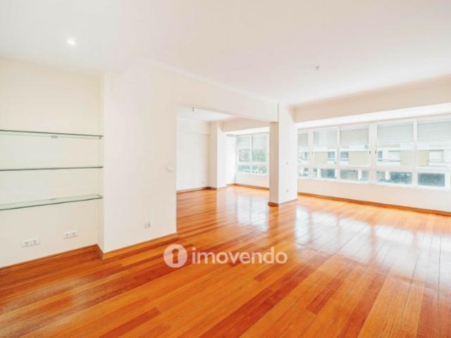 Apartamento T3, com estacionamento, na Portela