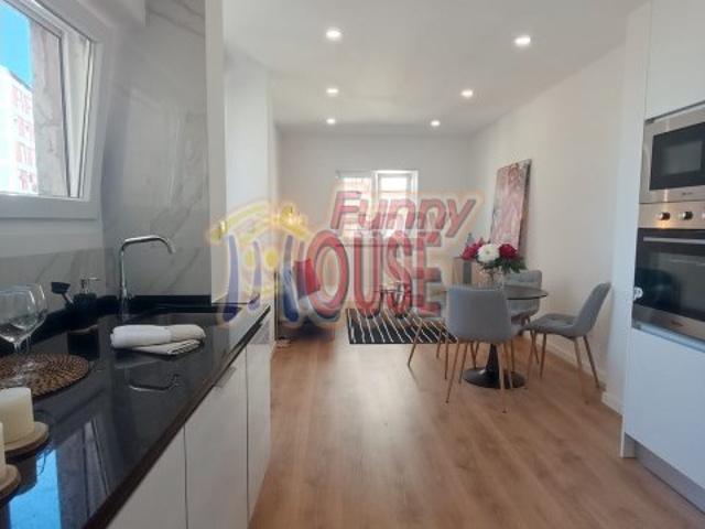 Apartamento T3 Remodelação Total,com Varandas