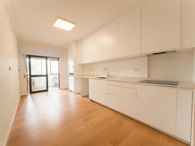 Apartamento T3 Remodelado Massamá