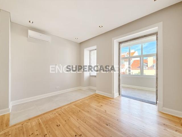 Apartamento T3 remodelado na Avenida Almirante Reis