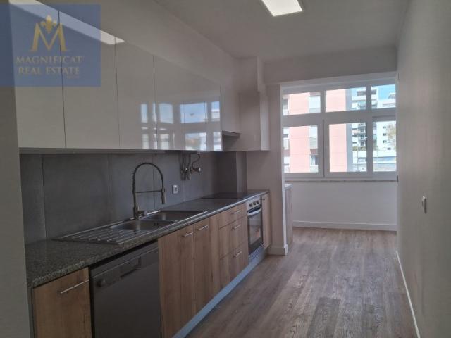 Apartamento T3 Remodelado na Estrada da Luz | Varanda | Garagem e Arrecadação | Excelente Localização