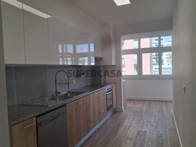 Apartamento T3 Remodelado na Estrada da Luz | Varanda | Garagem e Arrecadação | Excelente Localização