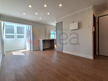 Apartamento T3 remodelado na Zona Ribeirinha da Amora