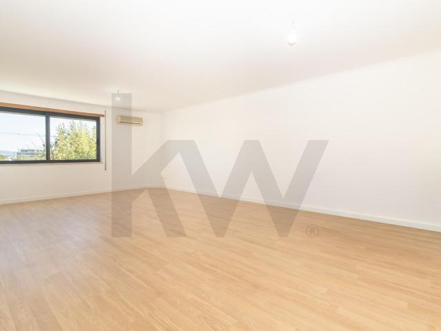 Apartamento T3 Remodelado no Montijo | Garagem e Arrecadação