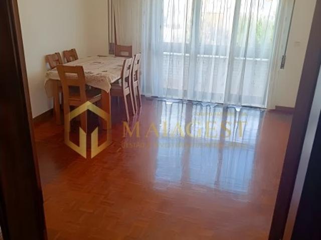 Apartamento T3 remodelado no último piso com Pátio