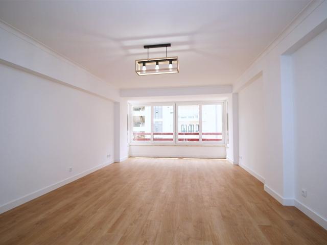 Apartamento T3 remodelado arrecadação parqueamento Estrada d. 115m² São Domingos De Benfica