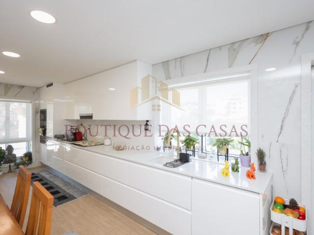 Apartamento T3 c/ varanda Remodelado Baguim do Monte