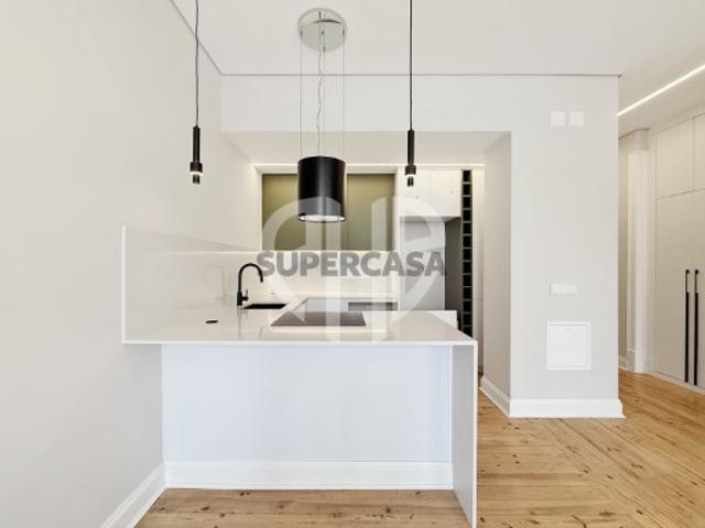 Apartamento T3 Remodelado com 2 Suites, Closet e Logradouro | Av. Almirante Reis, Lisboa