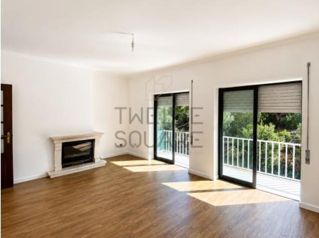 Apartamento T3 em Leiria Remodelado com 3 Frentes | Garagem Box e Sótão Independente