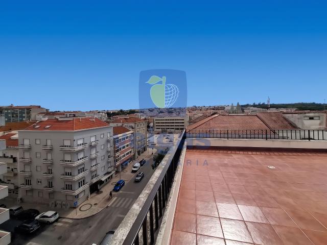 Apartamento T3 remodelado com terraço panorâmico, garagem e elevador, no centro das Caldas da Rainha