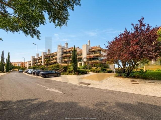 Apartamento T3 remodelado, com Varanda e 2 lugares de garagem no ’Belas Clube de Campo’