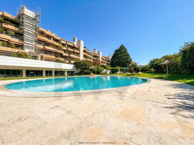 Apartamento T3 remodelado, com Varanda e 2 lugares de garagem no Belas Clube de Campo