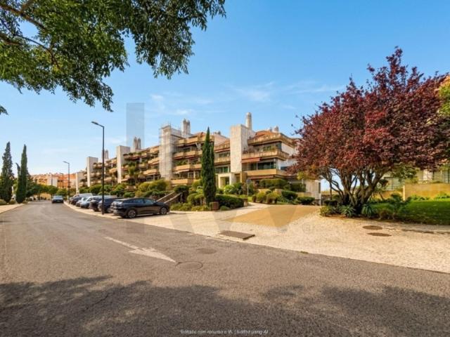 Apartamento T3 remodelado, com Varanda e 2 lugares de garagem no 'Belas Clube de Campo'