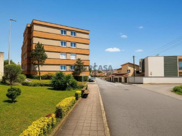 Apartamento T3 remodelado, com varanda e garagem, em Baguim do Monte