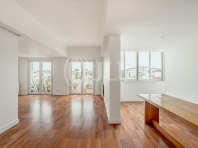 Apartamento T3, remodelado com varanda, em Lisboa
