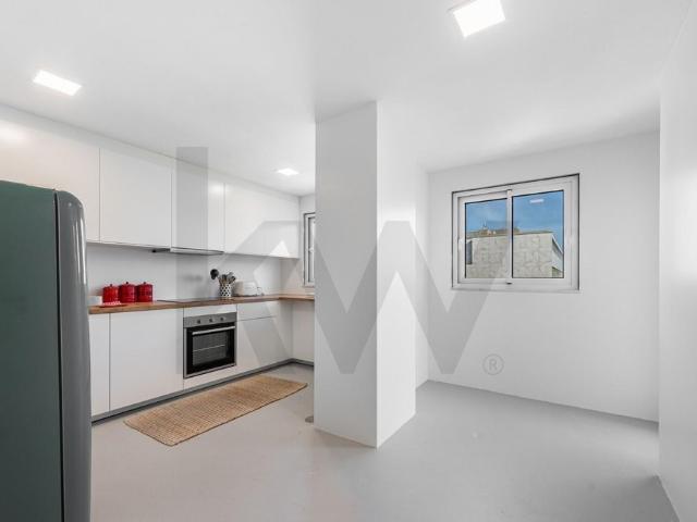 Apartamento T3 remodelado com varandas na Foz do Douro, Porto