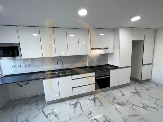 Apartamento T3 remodelado com varandas no Laranjeiro Almada