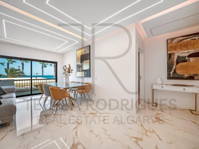 Apartamento T3 Remodelado com Vista Mar, a 10 Metros da Praia Quarteira