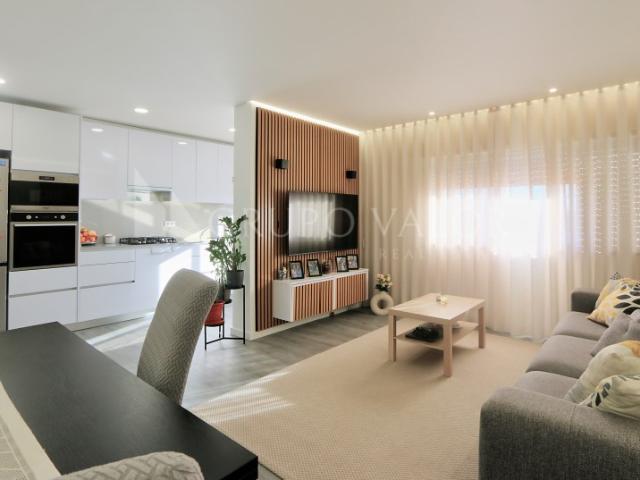 Apartamento T3 remodelado com arrecadação, São Marcos Cacém
