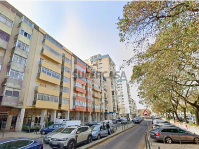 Apartamento T3 Remodelado com Cozinha Equipada e Estacionamento