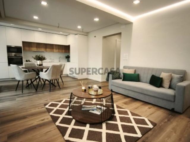 Apartamento T3 remodelado com elevador em São Domingos de Benfica
