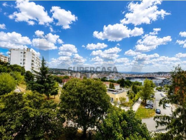 Apartamento T3 Remodelado com Garagem Box no Centro de Coimbra