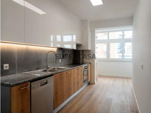 Apartamento T3 Remodelado com Garagem e Arrecadação em S. Domingos de Benfica