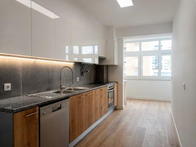 Apartamento T3 Remodelado com Garagem e Arrecadação em S. Domingos de Benfica