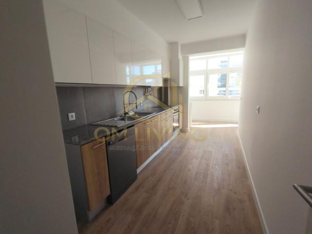 Apartamento T3 remodelado com garagem e arrecadação, Estrada da Luz, Benfica