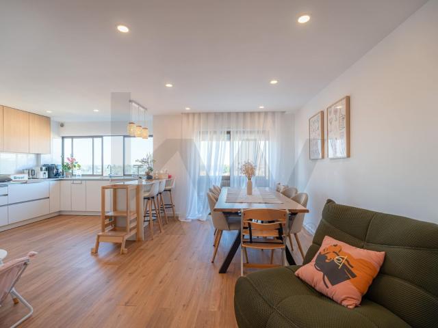 Apartamento T3 Remodelado com Garagem e Varanda – Póvoa de São Martinho, Coimbra