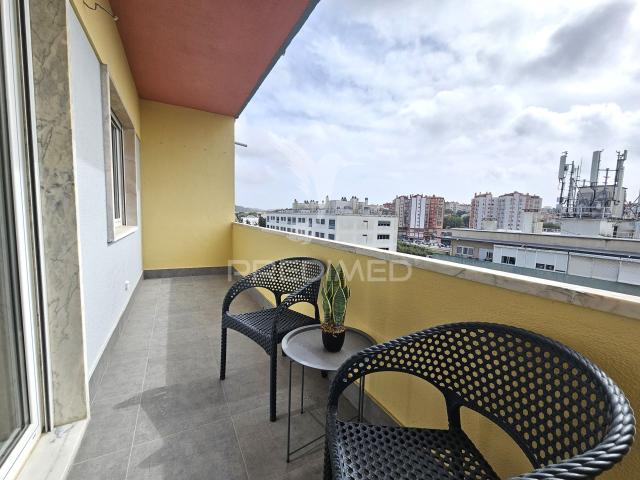 Apartamento T3 remodelado, com ótima varanda, em Benfica