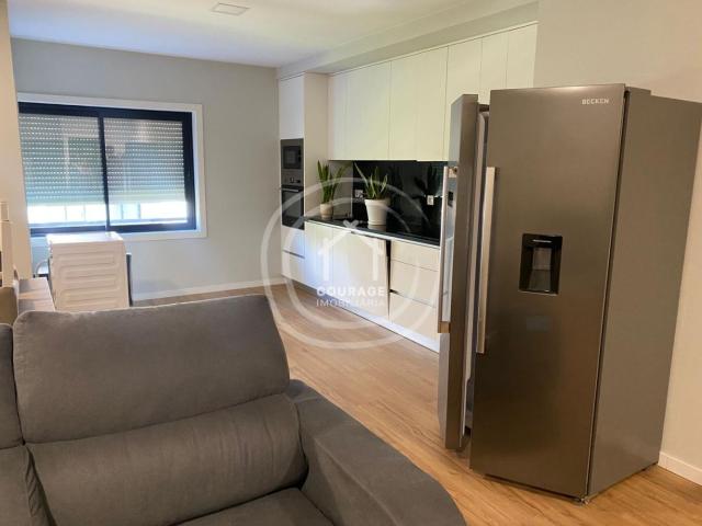 Apartamento T3 remodelado, duas frentes e duas varandas, com garagem fechada