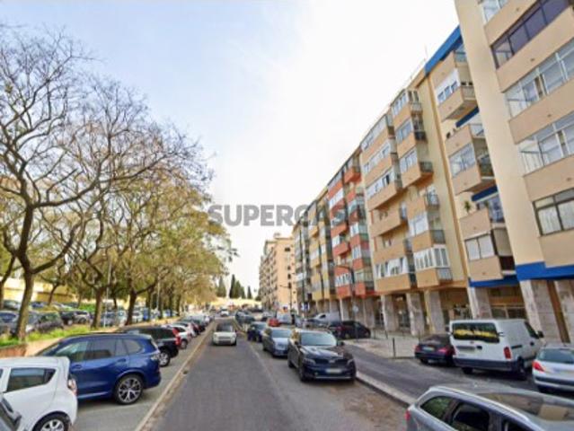 Apartamento T3 Remodelado e Equipado em Benfica