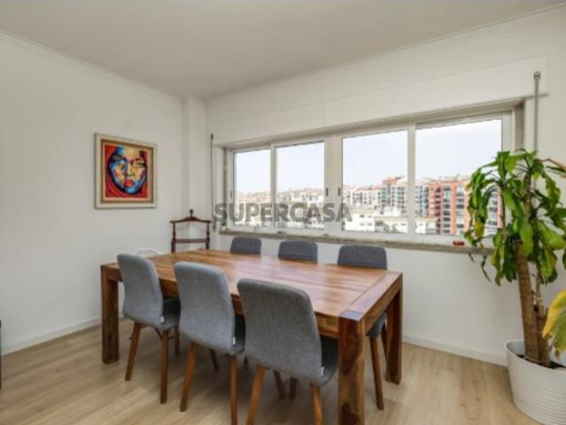 Apartamento T3 Remodelado em Massamá