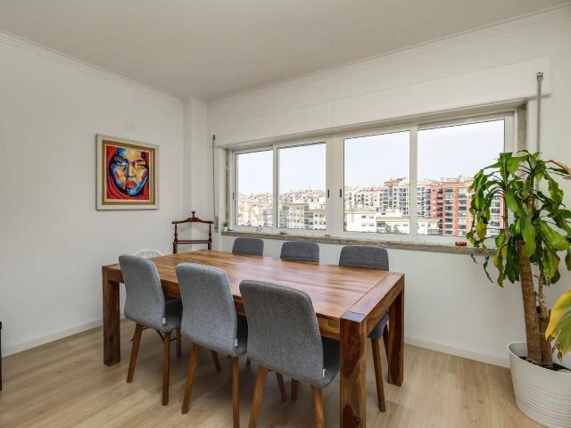 Apartamento T3 Remodelado em Massamá