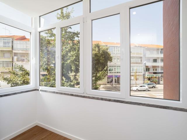 Apartamento T3 Remodelado em Almada centro com Elevador, Ar Condicionado e Excelente Localização