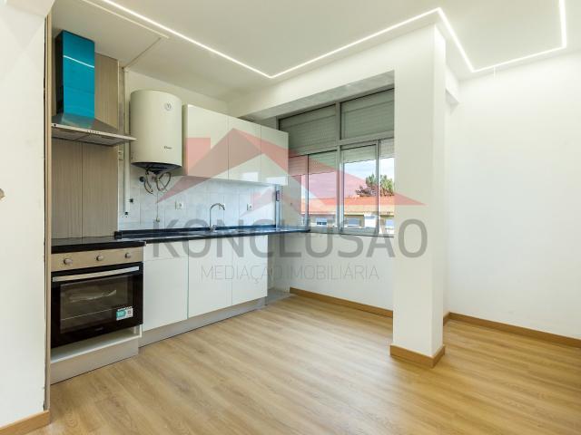Apartamento T3 remodelado em Alverca, localização privilegiada