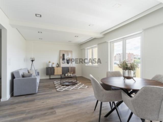 Apartamento T3 remodelado, em Benfica, Lisboa