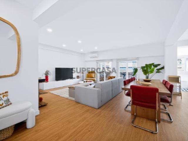 Apartamento T3 remodelado em Carnaxide, com Duas varandas