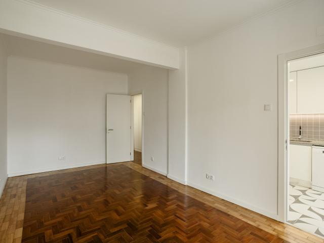 Apartamento T3 remodelado, em Carnaxide, Oeiras