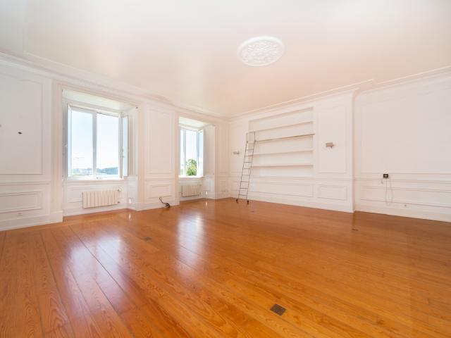 Apartamento T3 remodelado em prédio de charme com vista rio deslumbrante e garagem. Disponível no final de Março de 2026