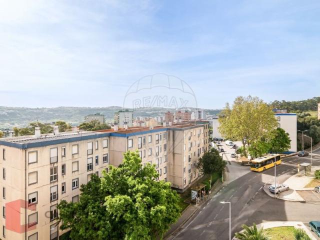 Apartamento T3 Remodelado em Santo António dos Cavaleiros Localização Privilegiada!