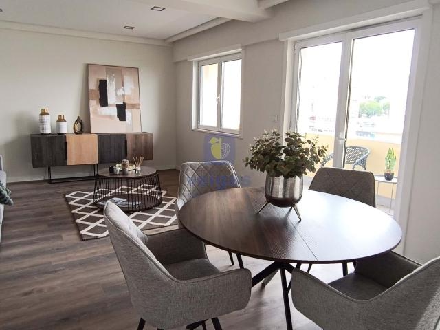 Apartamento T3 remodelado, localizado em Benfica, Lisboa