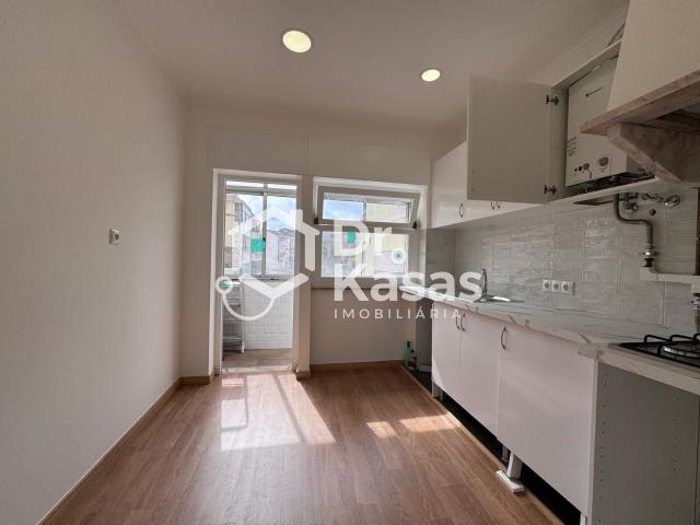 Apartamento T3 remodelado para arrendamento em zona central do Barreiro